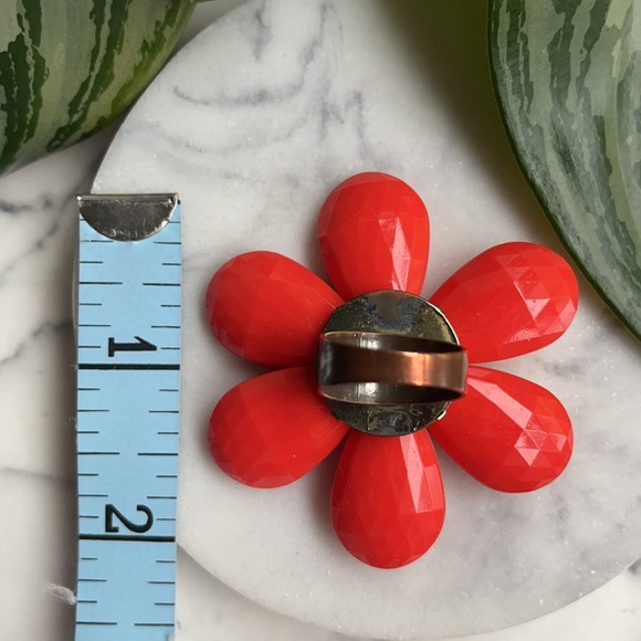Large Floral Statement Ring 🌺 - Picture 6 of 7